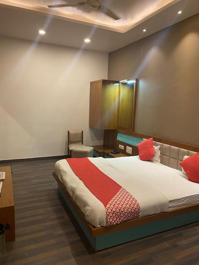 Hotel Raghupati Ayodhya Екстериор снимка
